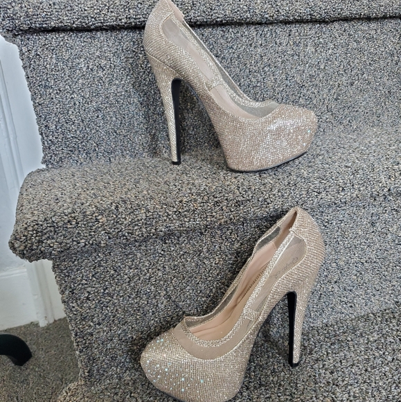 QUIPID~GOLD SPARKLING PLATFORM STILETTOS W/ RHINESTONES ON TOE & MESH ACCENTS! - Picture 2 of 16